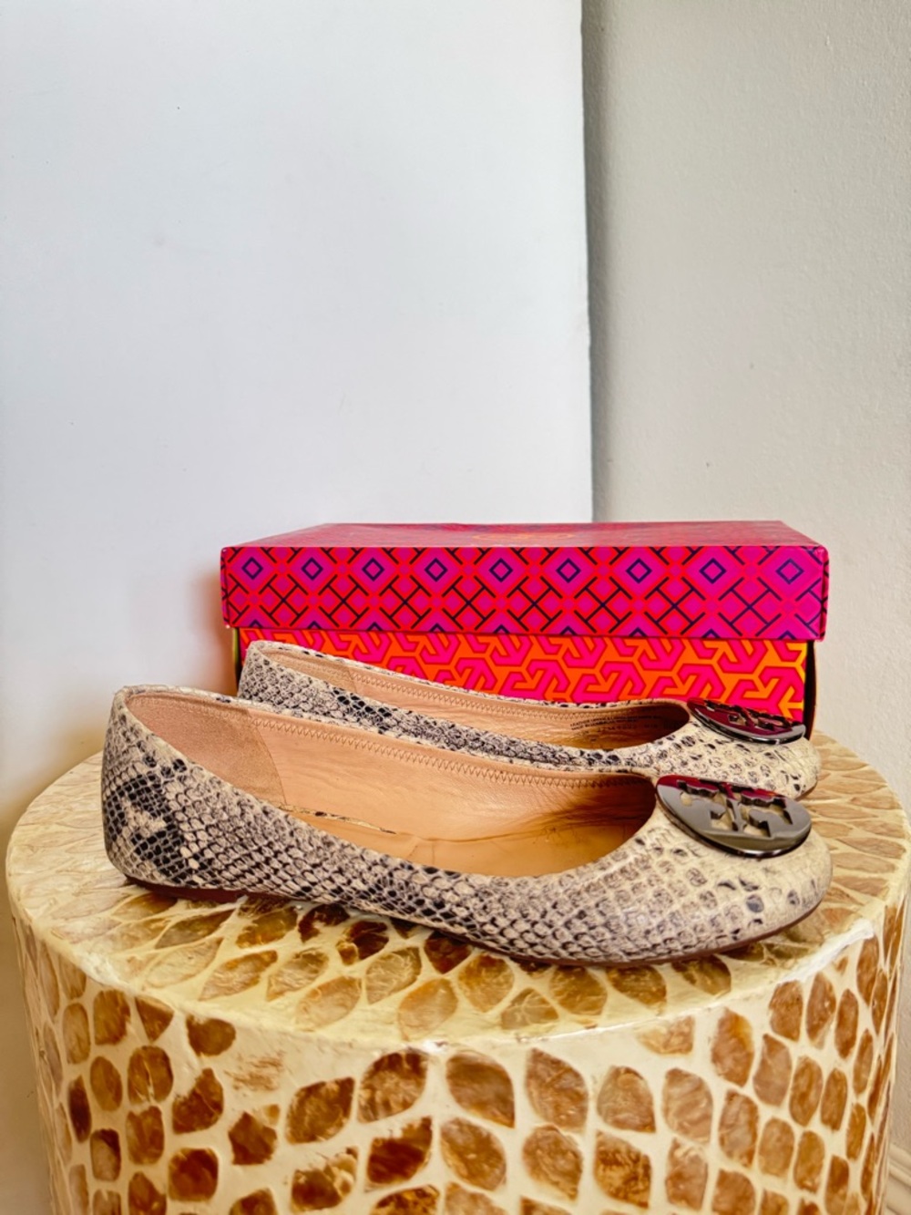 Tory Burch Reva Natural Gray Snakeskin Leather Logo Ballet Flats size 8 - Picture 3 of 10